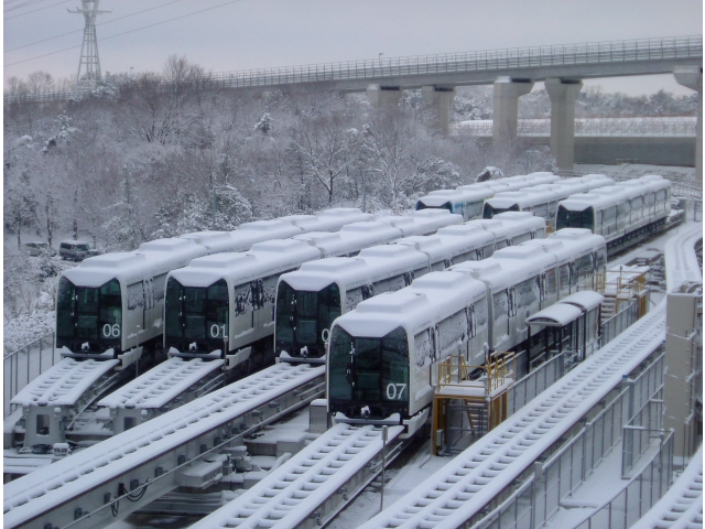 雪の日の車両基地とリニモ